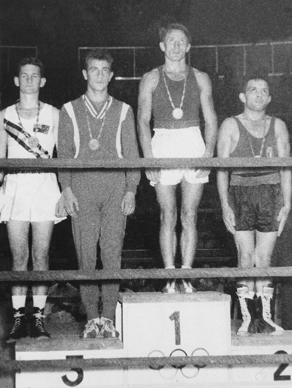 Олег Григорьев на олимпийском пьедестале 1960 года